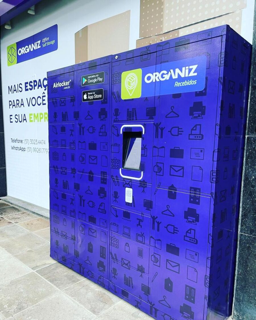 Bateria de armários inteligentes instalada em área de circulação