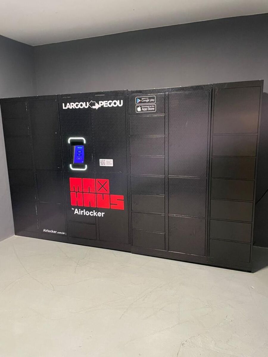 Armário inteligente instalado em parede de ambiente interno