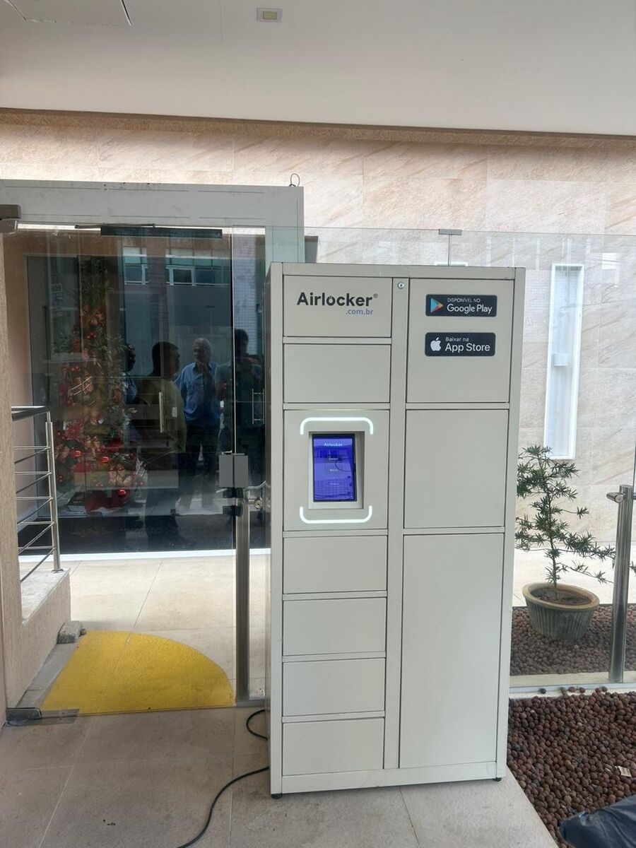 Airlocker instalado no hall de entrada de um condomínio
