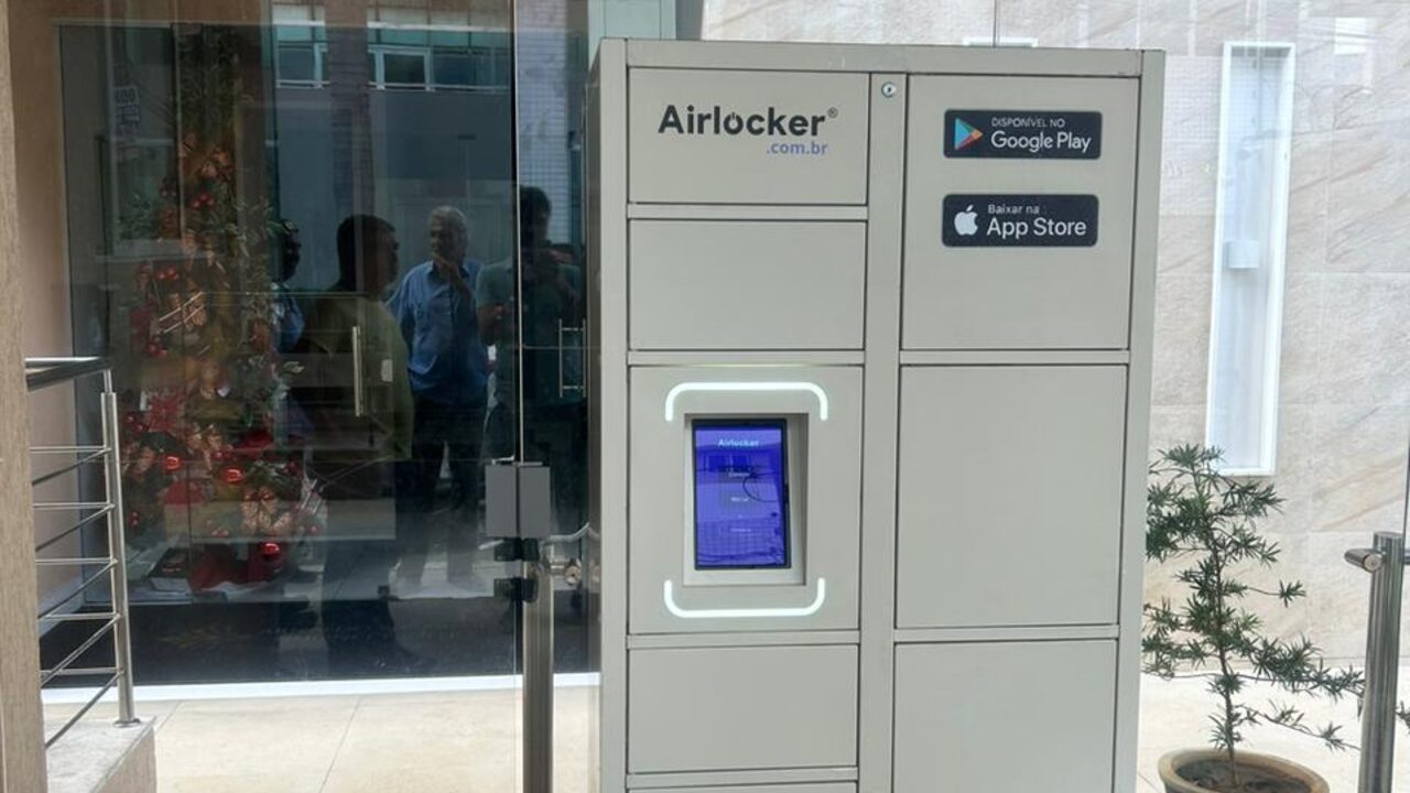 Airlocker instalado no hall de um condomínio